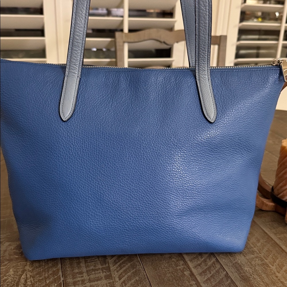 Like NWOT, Coach vintage gorgeous Taylor Tote in  blue / contrast handles . - Picture 5 of 8